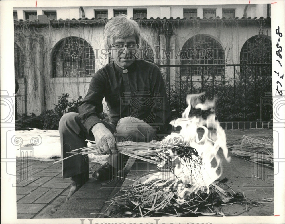 1985 Father Marion Hammond palm fronds - Historic Images