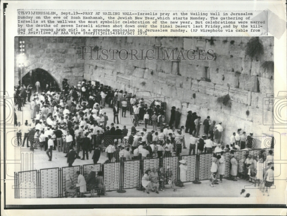 1971 Israelis pray wailing wall Jerusalem - Historic Images