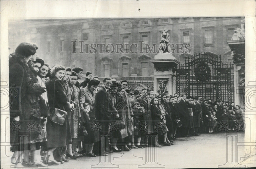 1948 Crowd gathers gates Buckingham Palace - Historic Images
