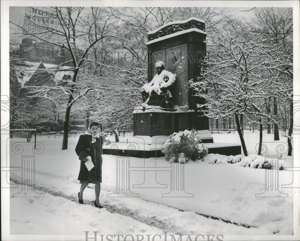 1946 Statue Monument Maybury Snow - Historic Images