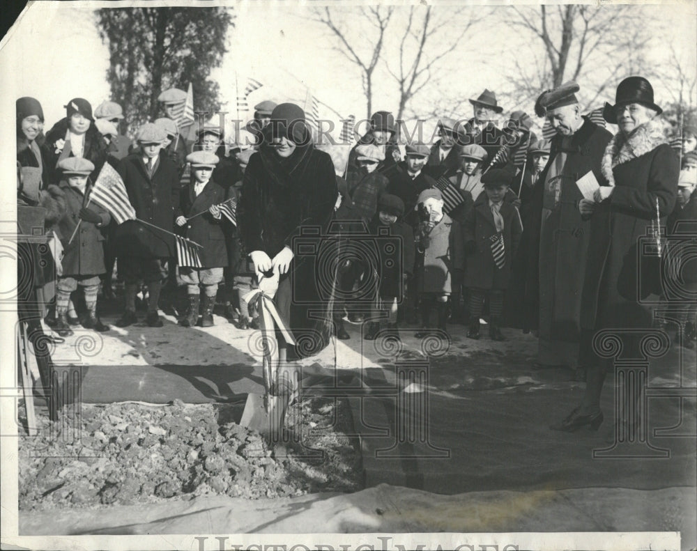 1930 Mrs.Hoover Digs While Freeman Looks On - Historic Images