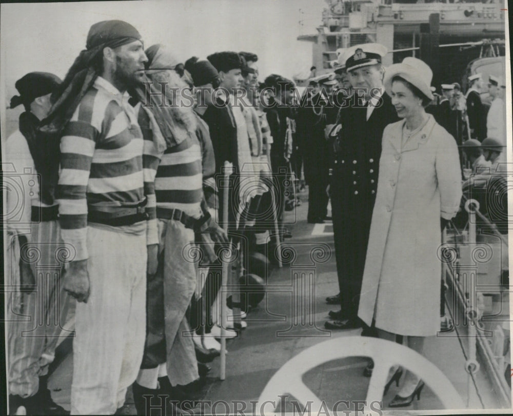 1965 Queen Elizabeth II Scotland Pirates - Historic Images