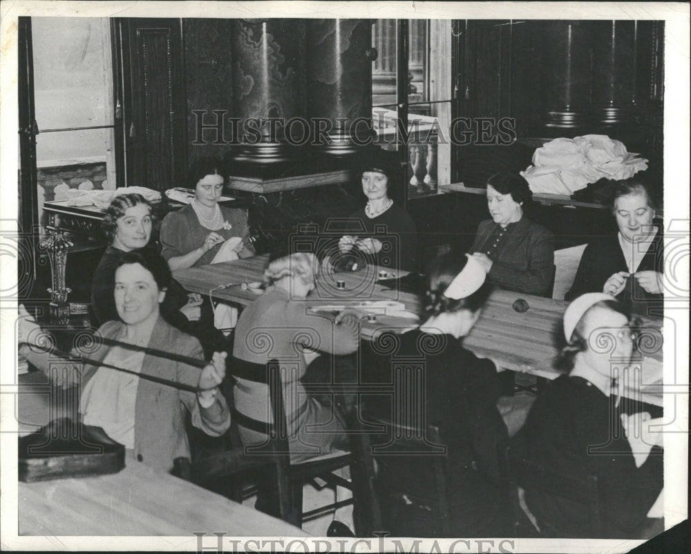 1939 Queen Elizabeth Buckingham Palace - Historic Images