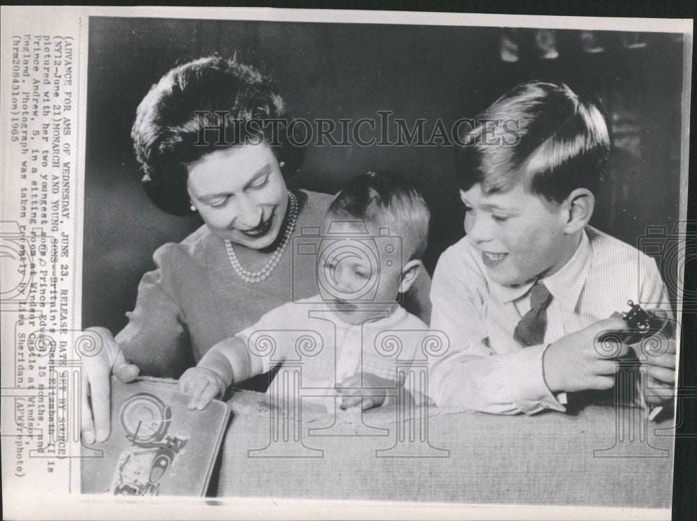 1965 English Monarch and Young Sons - Historic Images