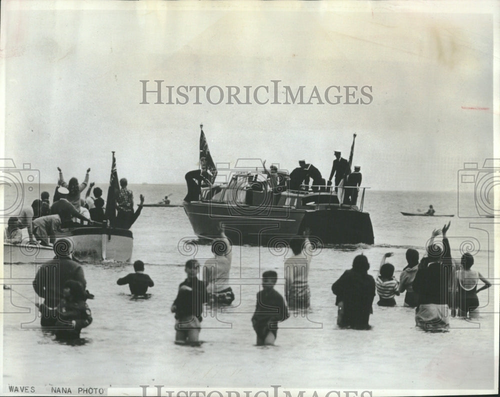 1965 Islanders Wade In To Wave - Historic Images