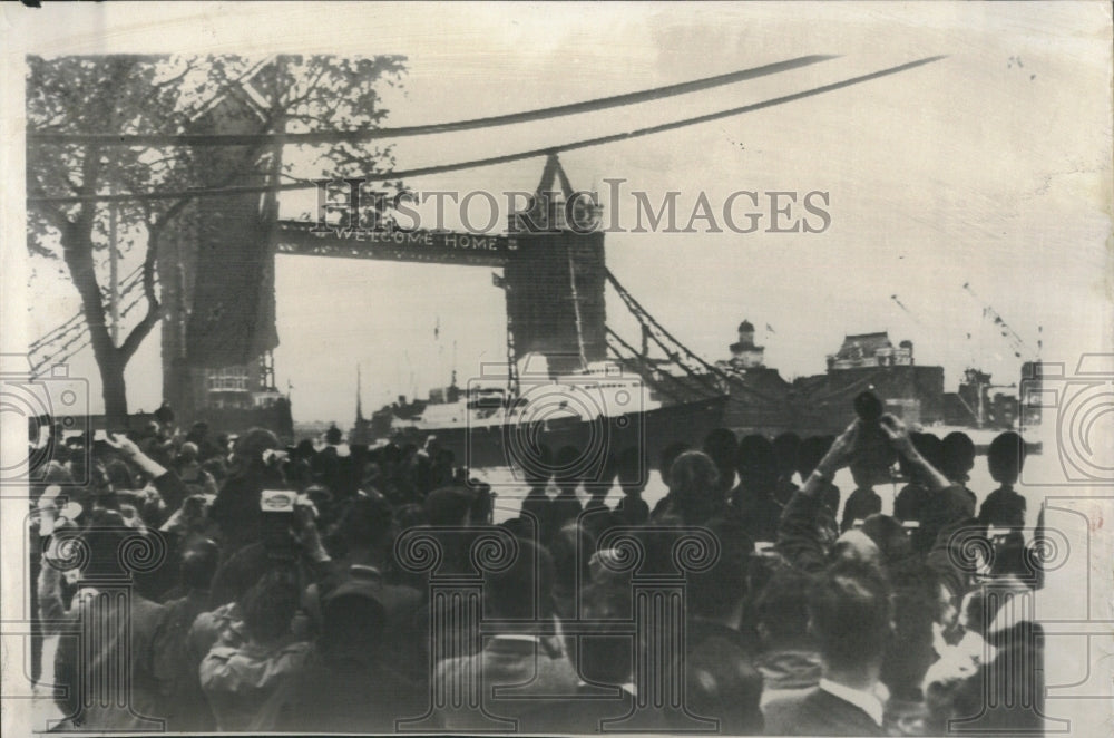 1954 large Queen Elizabeth II on Britannia - Historic Images