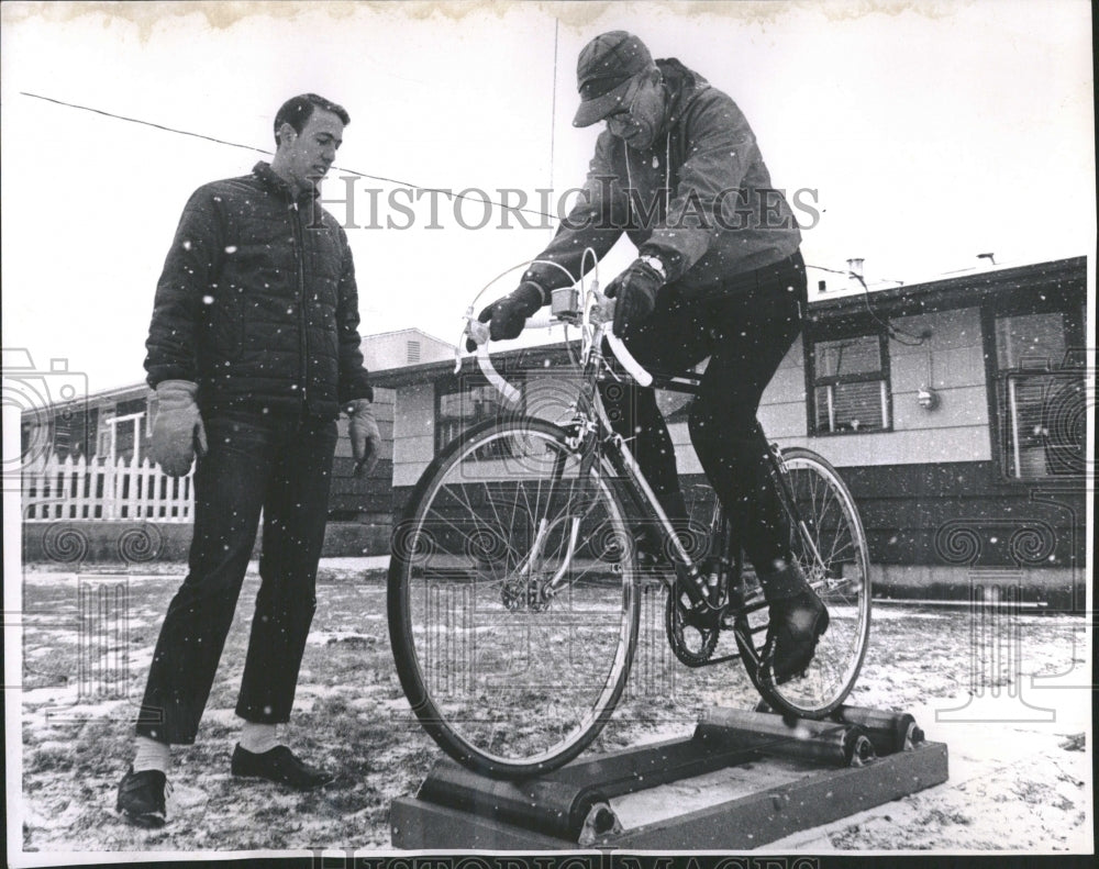 1964 Tom Foy and Jerry Mason, Tom works out - Historic Images