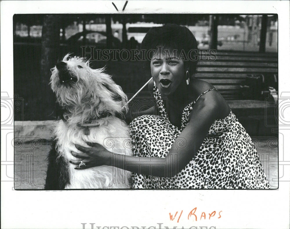 1982 Gumbo the singing dog and comic Doris - Historic Images