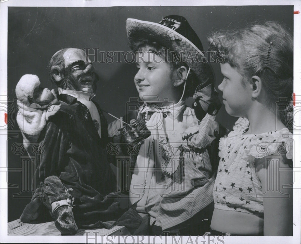 1954 Puppet theater - Historic Images