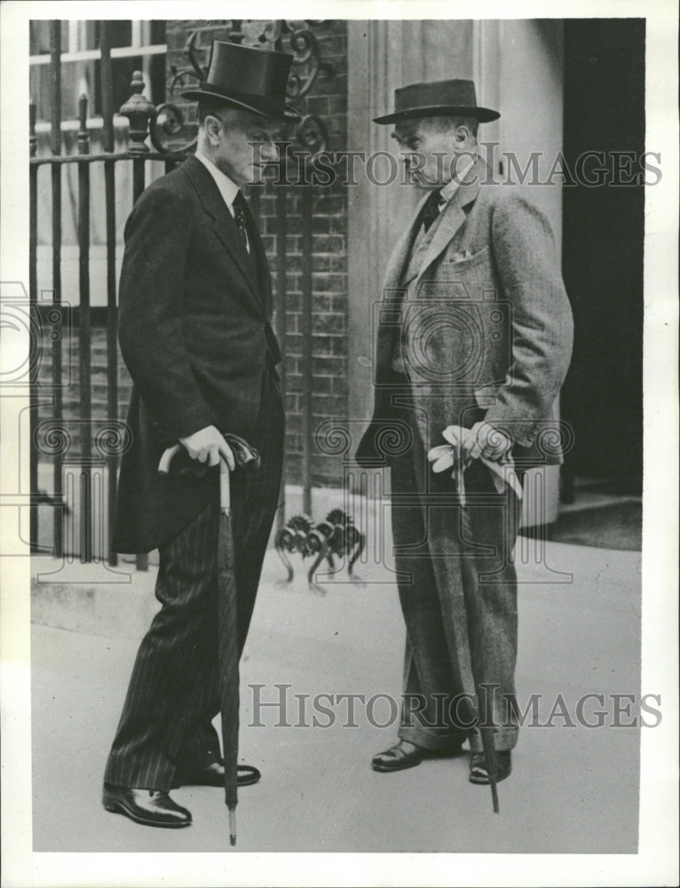 1939 Reflecting Crisis News London Samuel H - Historic Images