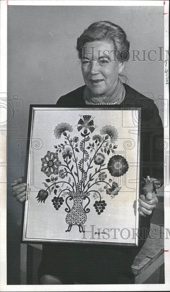 1965 WL.Gordon exhibits crewel work IBM Art - Historic Images