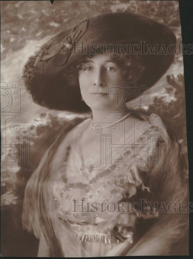 1915 Profile picture Mrs Grace O Wens - Historic Images