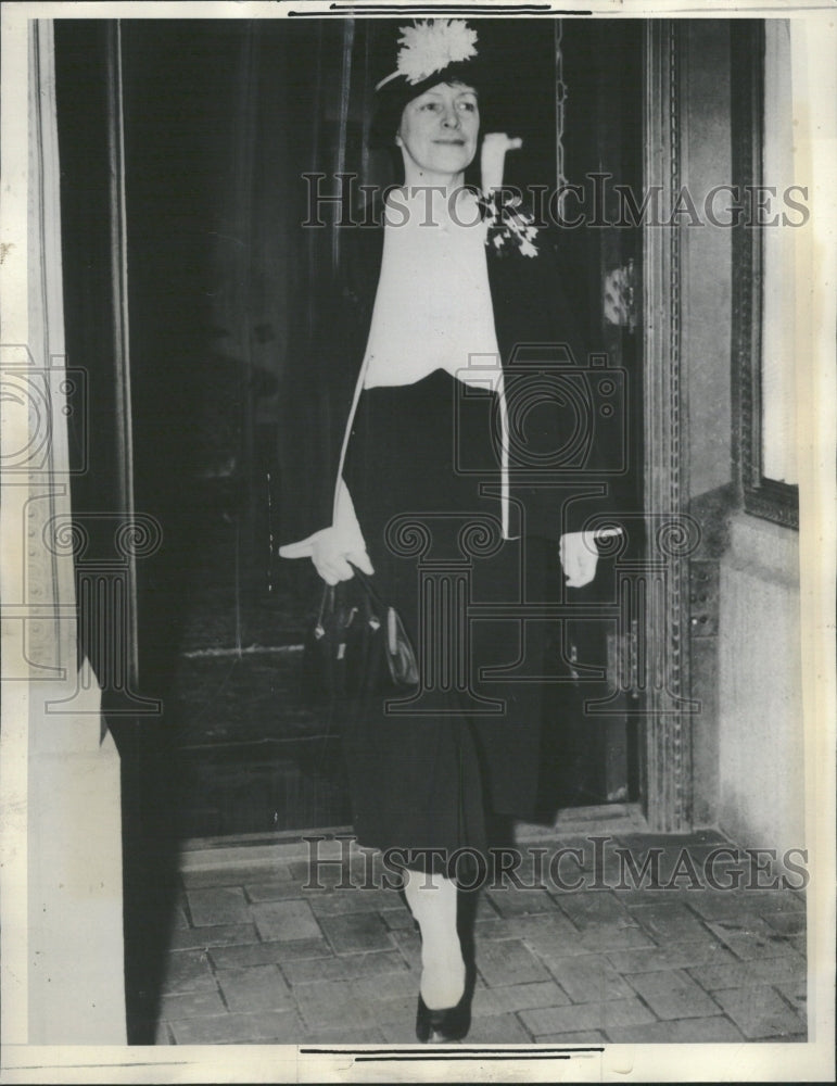 1936 Mrs Dill opposing divorce - Historic Images