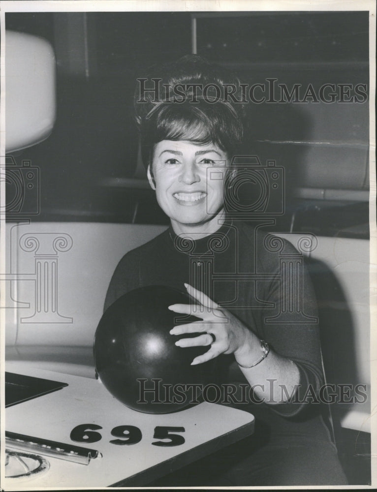 1985 Smile Evelyn Dardano Bowler - Historic Images