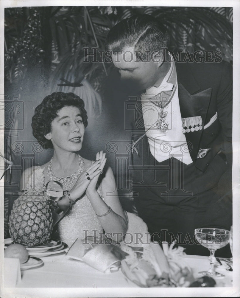 1953 Queen talks with Gov. Williams - Historic Images