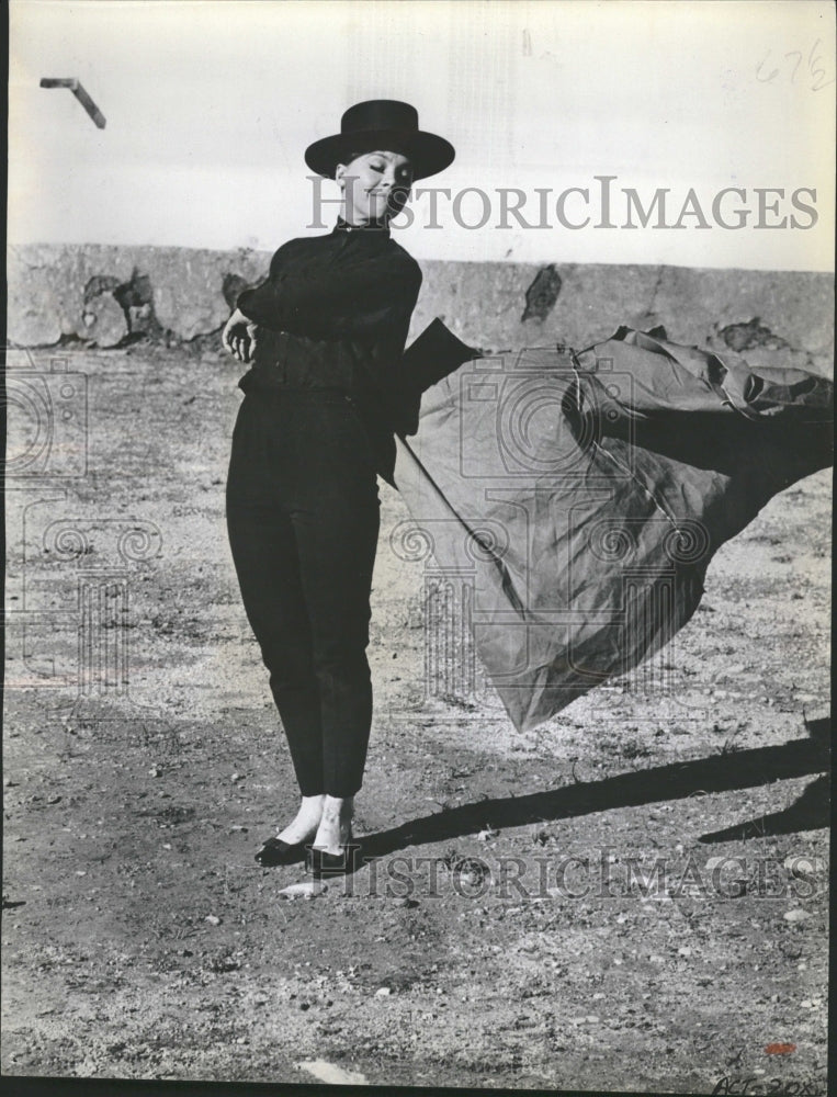 1962 Leslie Caron Practices - Historic Images