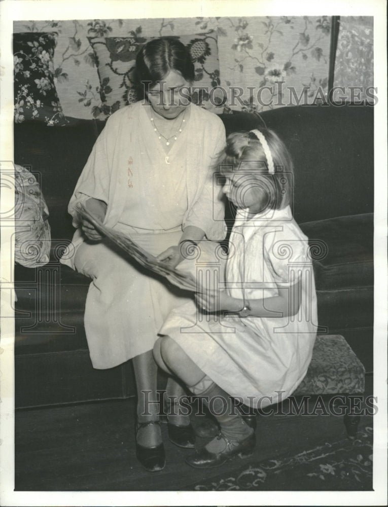 1934 Mrs. Hambrook and Daughter Read News - Historic Images