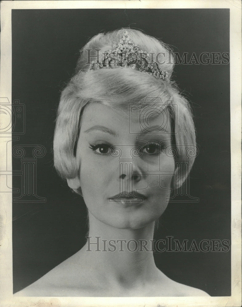 1963 Dynel Wig Curis Chignon Perches Tiara - Historic Images