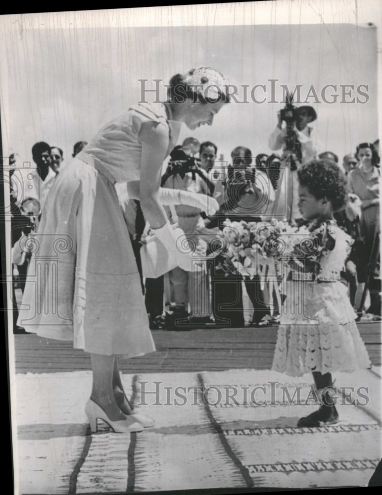 1953 Queen Elizabeth Boquet Flowers Mei Old - Historic Images