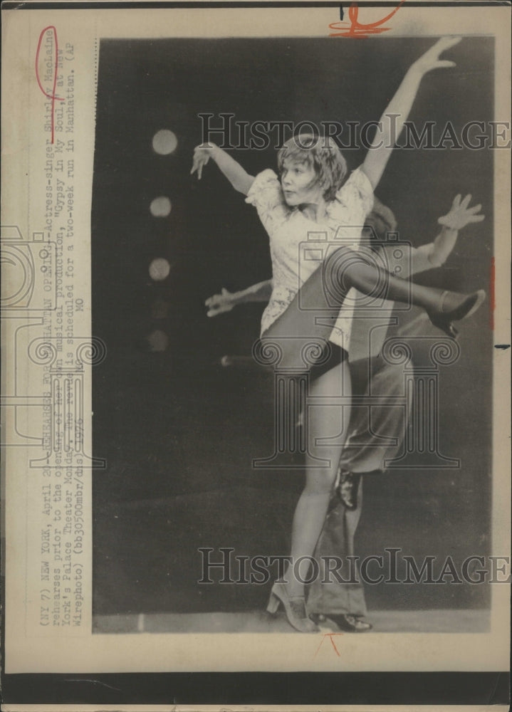 1976 Shirley MacLaine Actress Singer Dancer - Historic Images