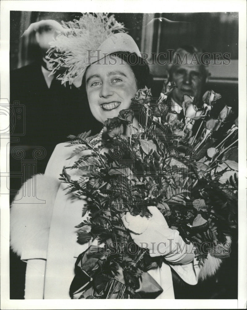 1939 Queen Elizabeth all smiles upon arrival at Baltimore, MA - Historic Images