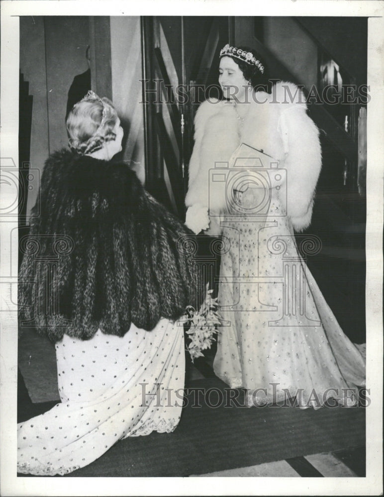 1939  Queen Elizabeth II acknowledges Countess of Bessborough - Historic Images