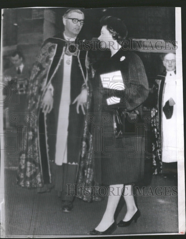 1963 Robin Woods Greets Queen Elizabeth - Historic Images