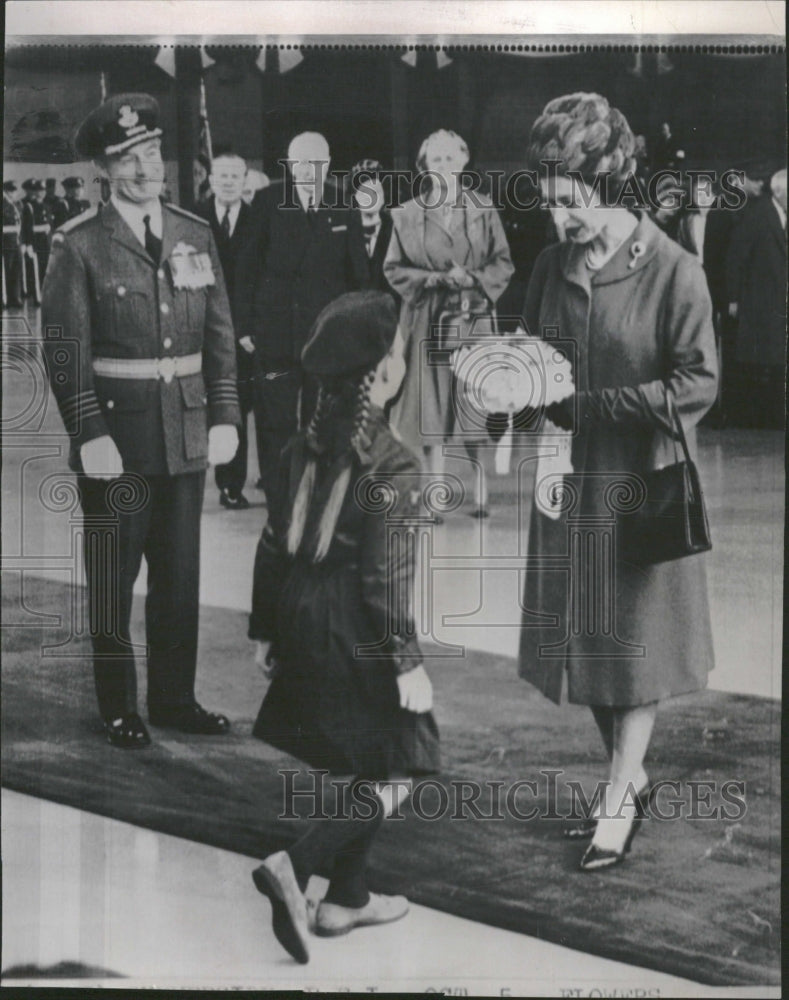 1964 Brownie Scout Greets Queen Elizabeth - Historic Images