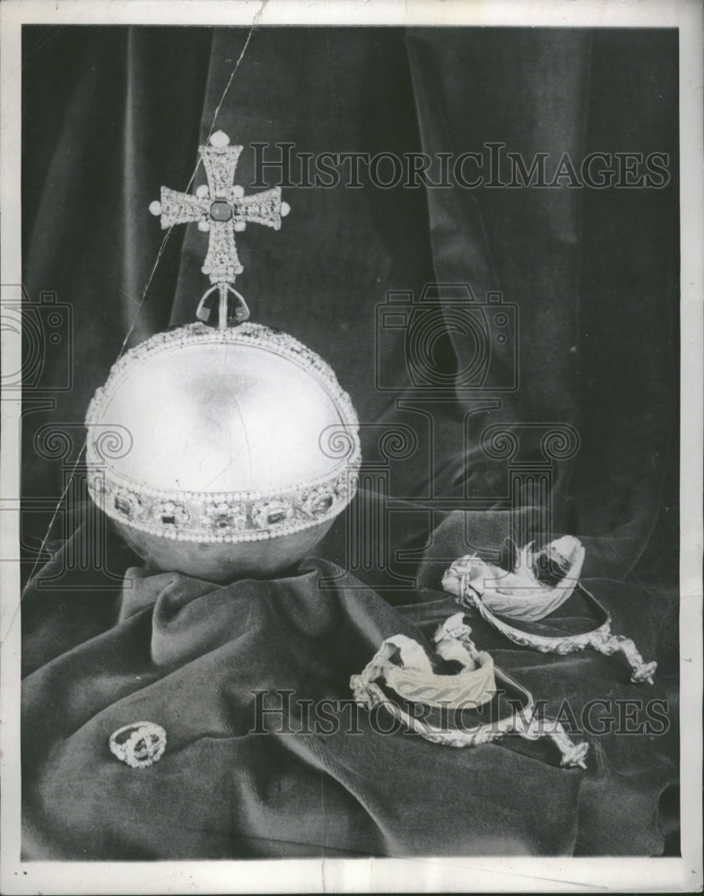 1953 the Sovereign&#39;s orb, Spurs and ring - Historic Images