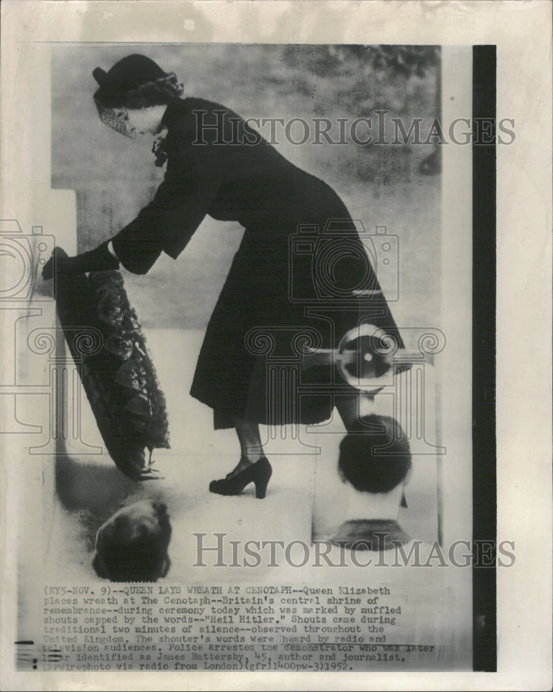 1952 Queen lays wreath at Centopath - Historic Images