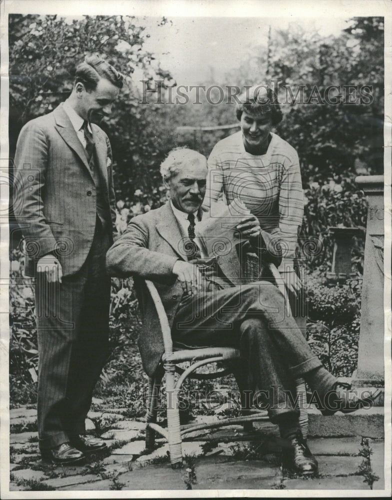 1929 Premier MacDonald with his kids - Historic Images