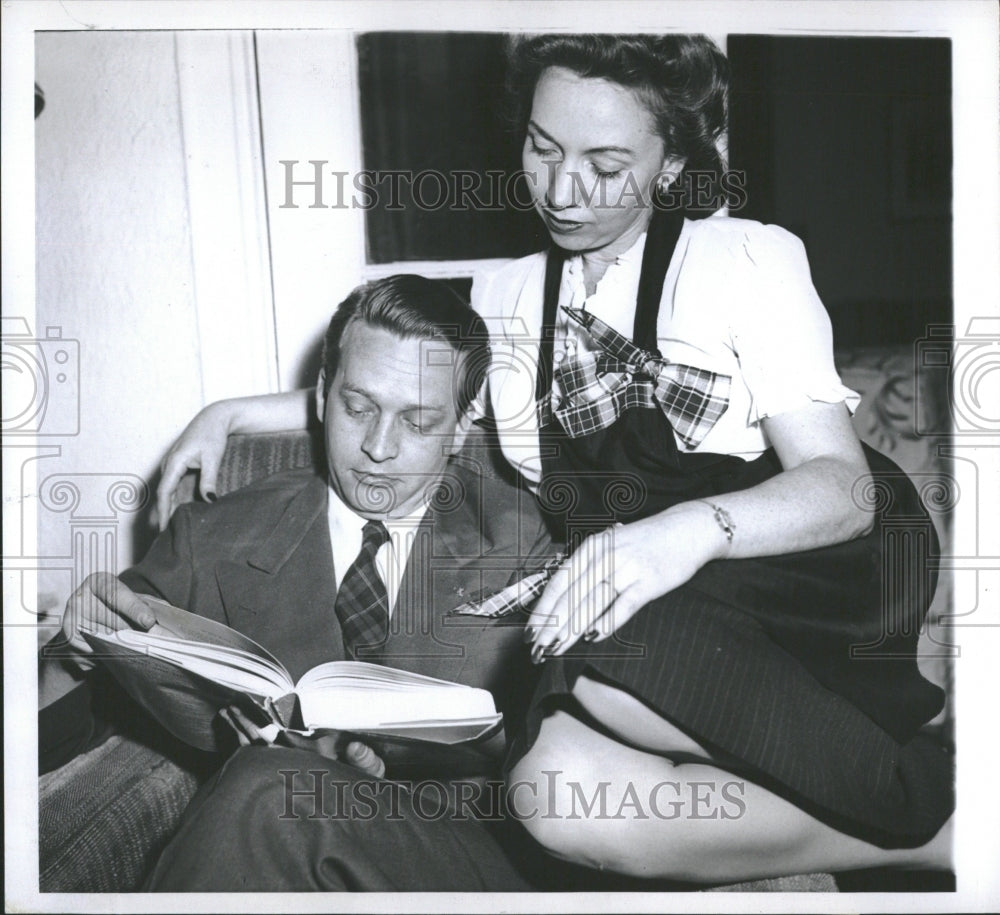 1944 James MCClain Radio Listner Small Week - Historic Images