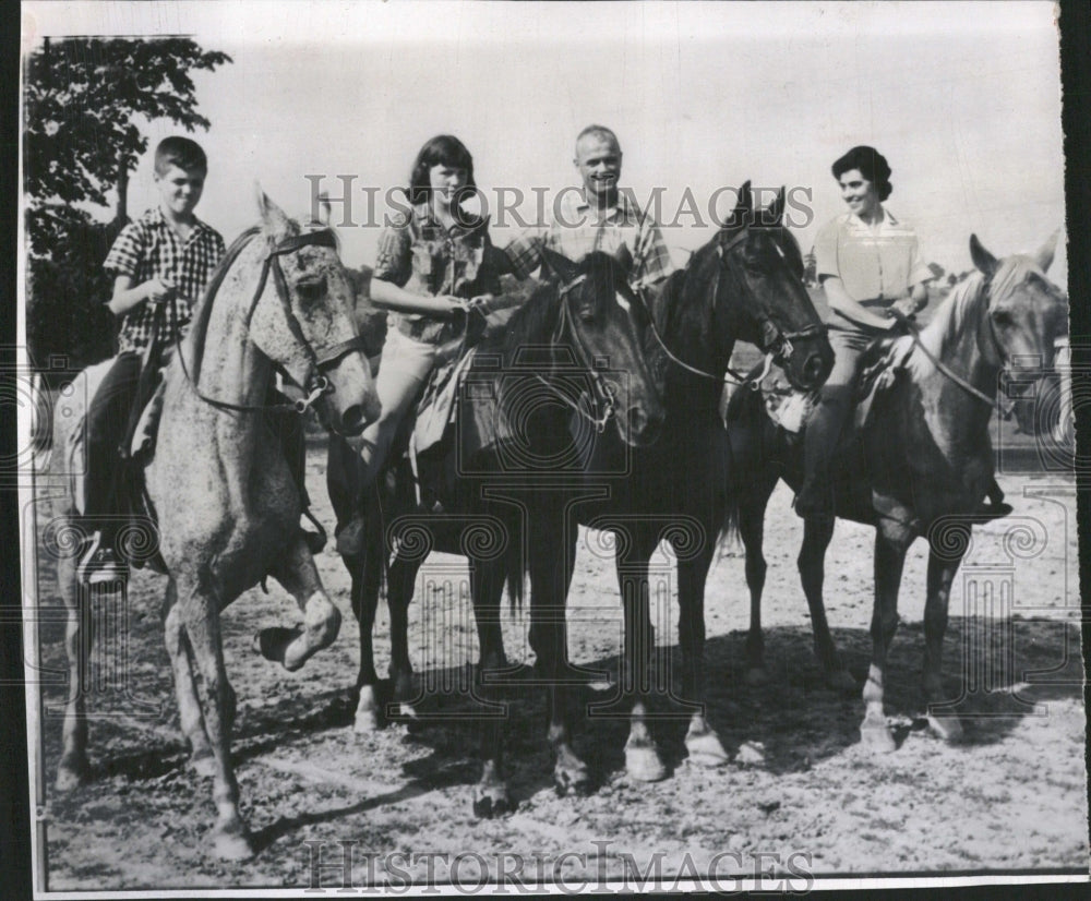 1962 John Glenn David Carolyn New Concord - Historic Images