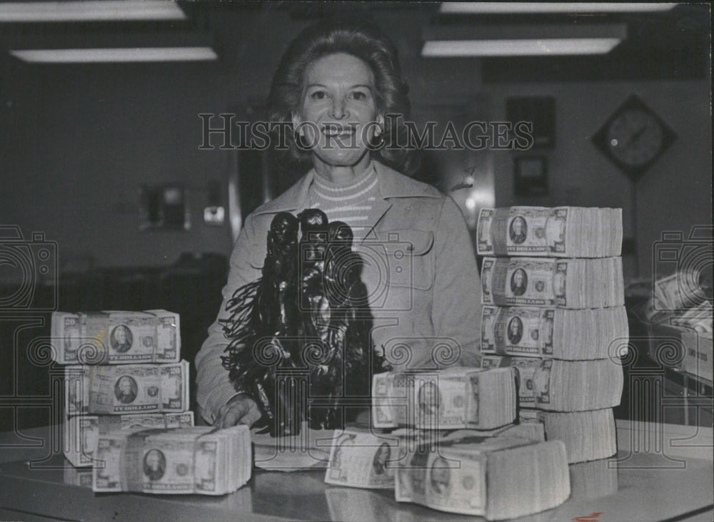 1975 Mrs. James Gordon Sculpture &amp; Money - Historic Images