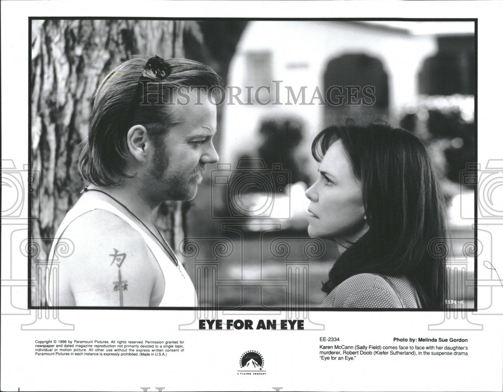 1996 Sally Field Kiefer Sutherland Eye for - Historic Images