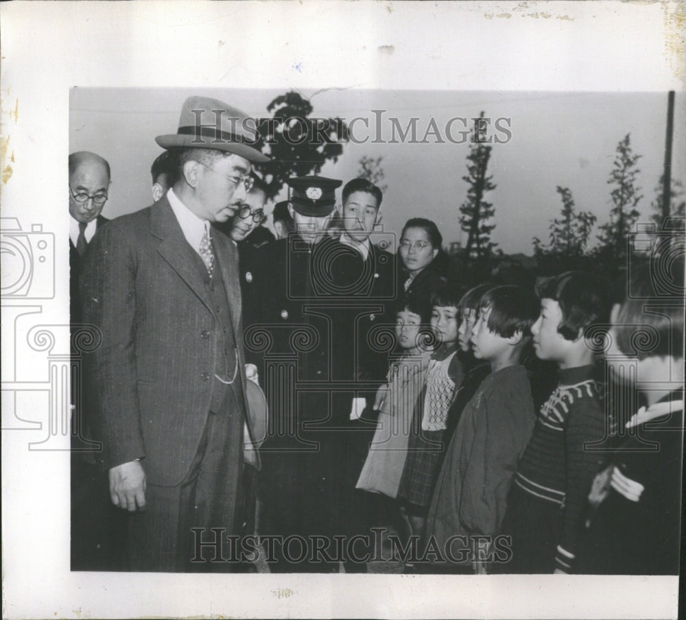 1946 Emperor Hirihito With School Children - Historic Images