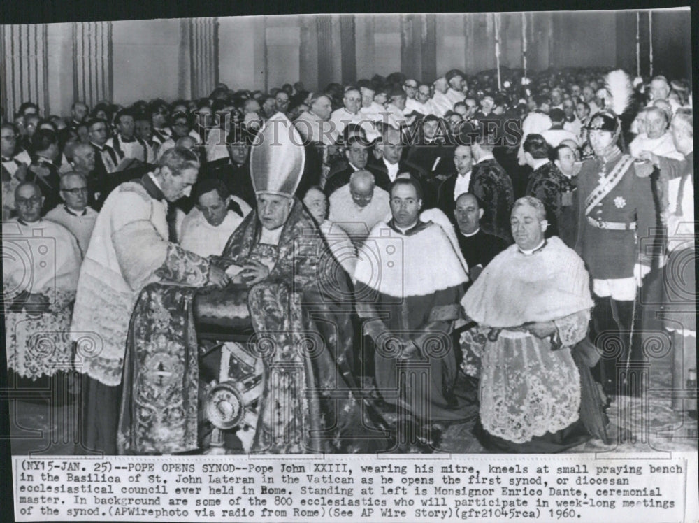 1960 Pope John XXIII Prays Vatican Services - Historic Images