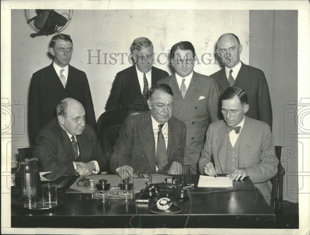 1933 Coal Leaders signing Code - Historic Images