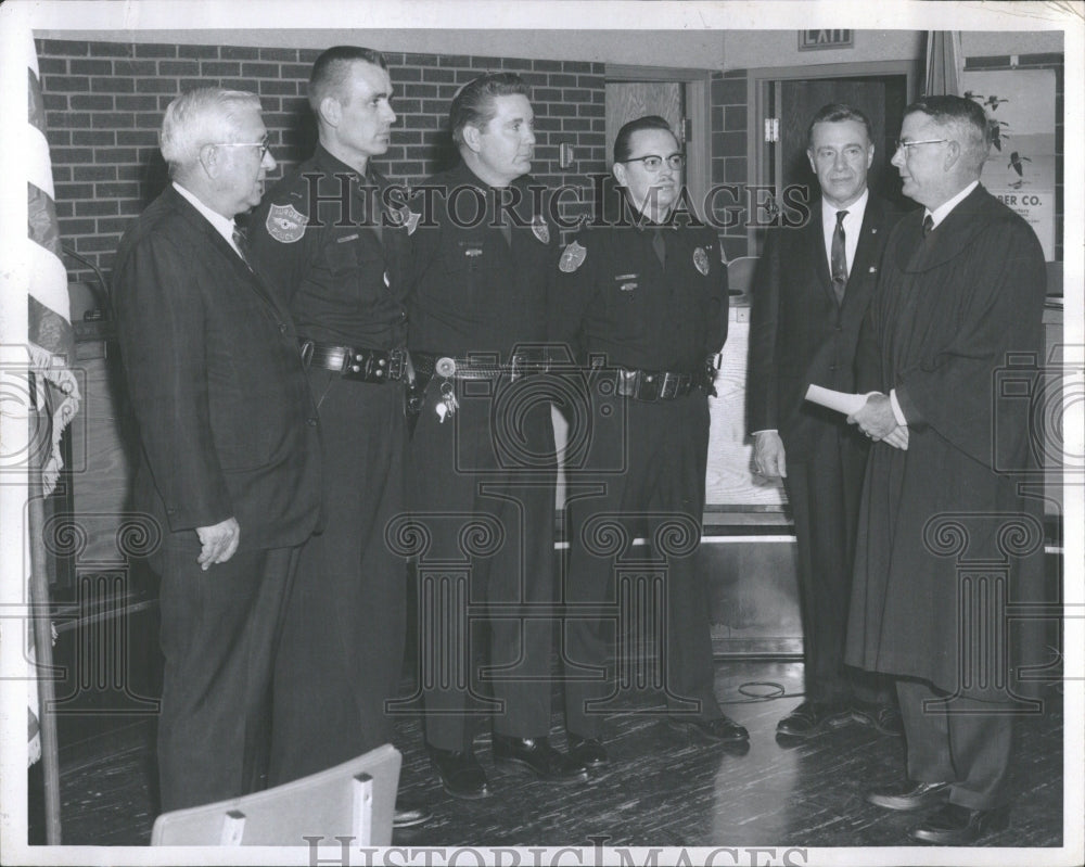 1967 New Aurora Police officers sworn in - Historic Images