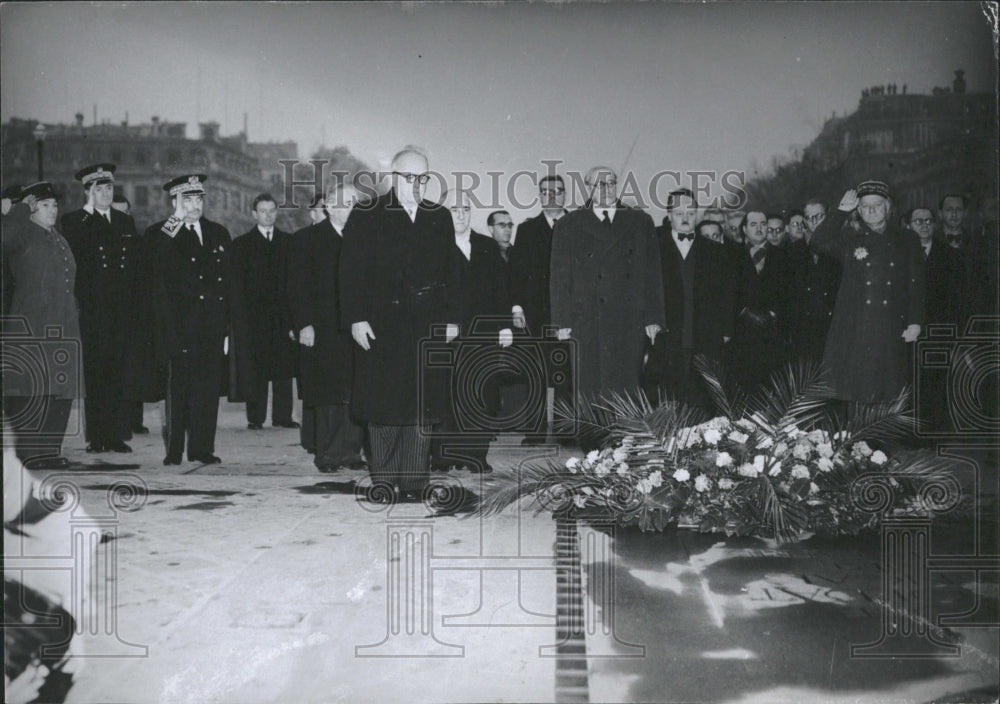 1953 French Pres Wreath Soldiers Grave - Historic Images