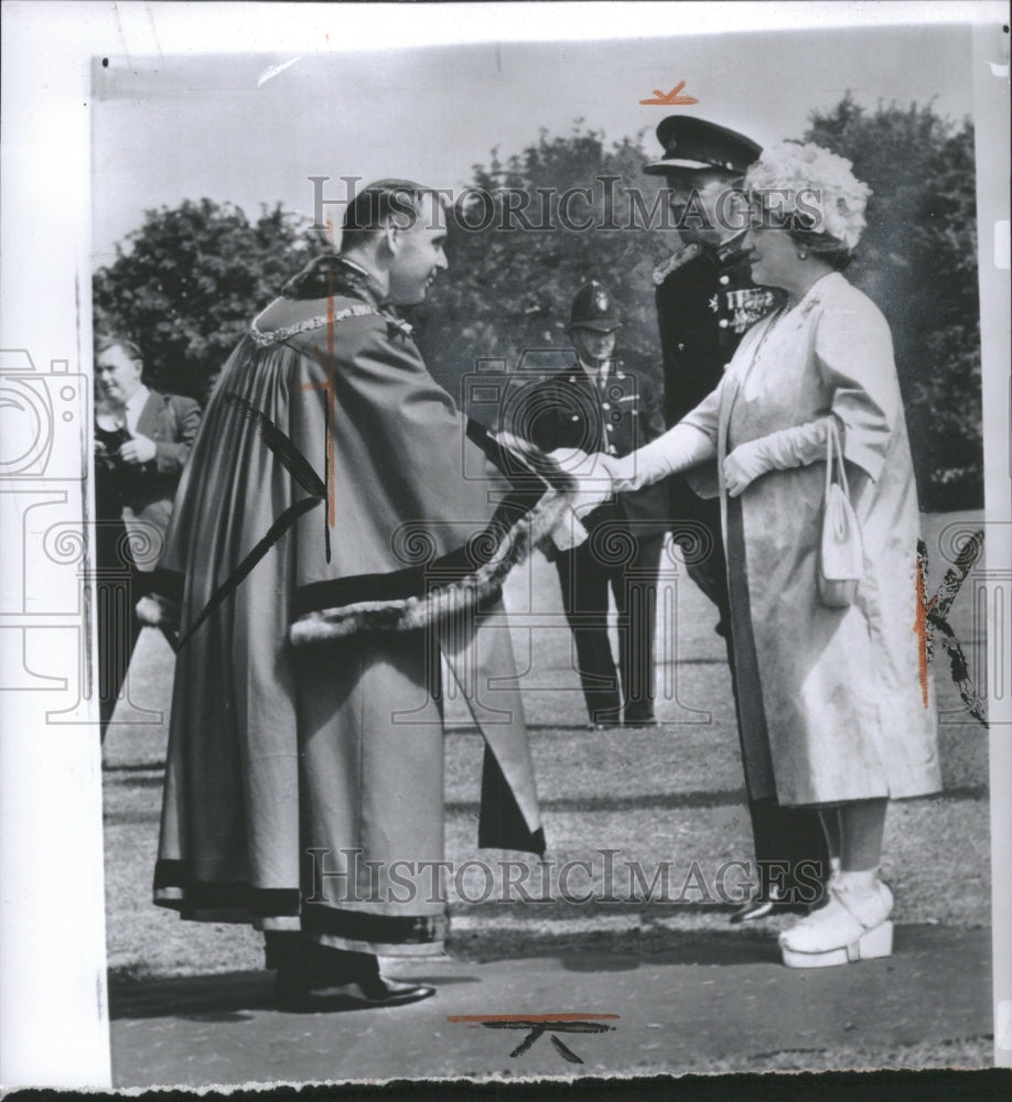 1961 Mother Queen Elizabeth wearing shoe - Historic Images