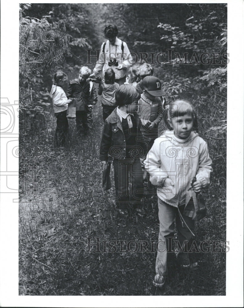 1982 Debbie Terry leads the nature walk - Historic Images