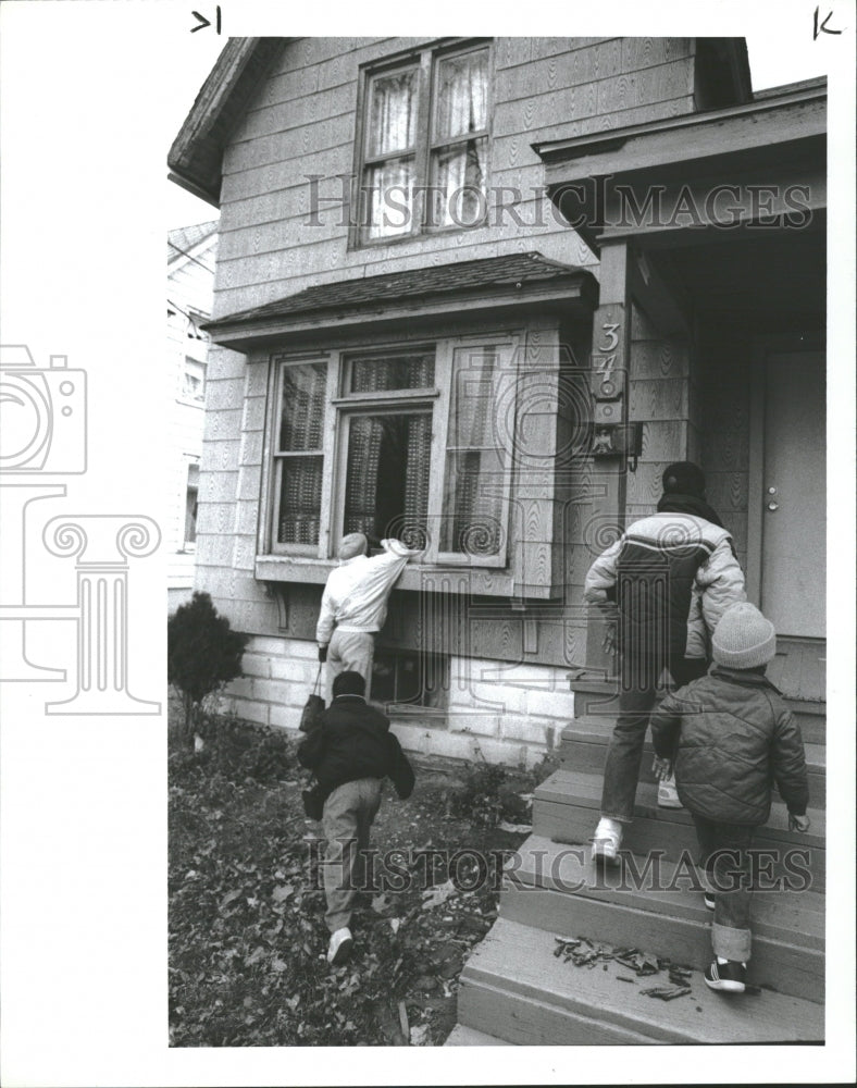 1988 Patrica Brown&#39;s Family looking at home - Historic Images