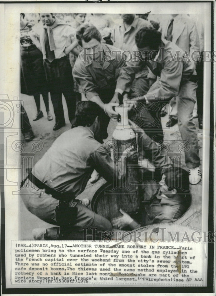 1976 Paris Policemen Surface City Weekend - Historic Images