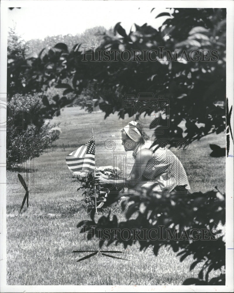 1972 Helen Colea Visits Father&#39;s Grave - Historic Images