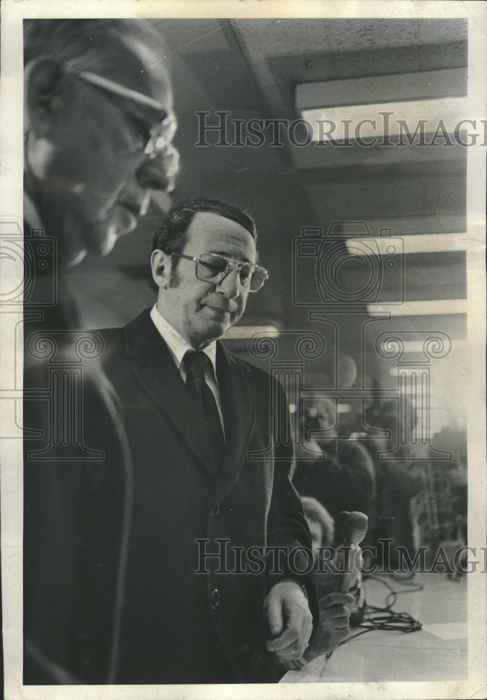 1974 Alderman Paul Wigoda Posts Bail - Historic Images