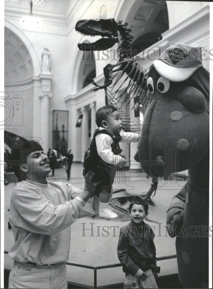 1991 Arnold Perez Lifts Son For a Good Look - Historic Images