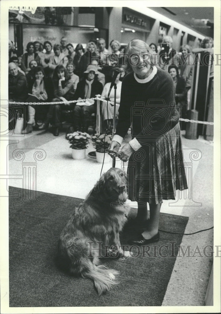 1982 Northbrook Court Crowd Watch Trainer - Historic Images