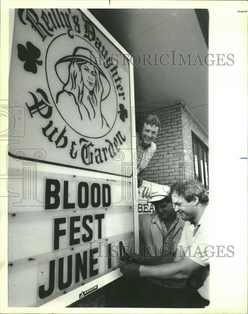 1986 Rileys Daughter Owner Changing Sign - Historic Images