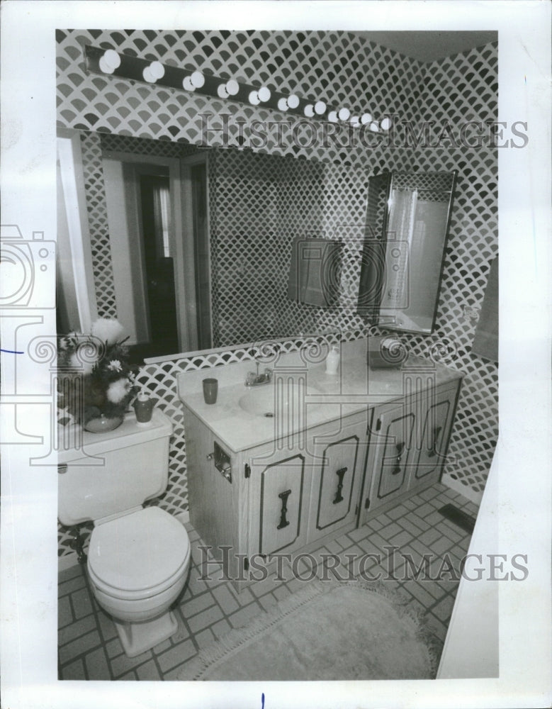 1977 Glamorous Master Bathrooms - Historic Images